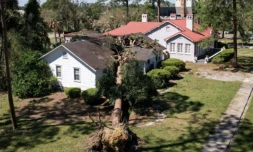 Une maison éventrée par la chute d'un arbre après le passage de l'ouragan Hélène, le 28 septembre 2024 à Valdosta, en Géorgie, aux Etats-Unis ( AFP / John Falchetto )