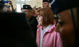 Gisèle Pelicot quitte le palais de justice de Nîmes après le procès en appel de l'affaire des viols de Mazan, le 9 octobre 2025 ( AFP / Christophe Simon )