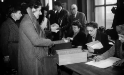 Des Françaises votent pour la premiÚre fois, lors des élections municipales, le 29 avril 1945 à Paris ( AFP / - )