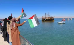 Des sympathisants saluent le passage de bateaux de la Flottille pour Gaza, le 5 octobre 2025, à Van (Turquie). (EMRE ILIKAN / ANADOLU / AFP)