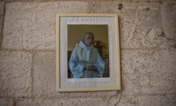 Une photo du père Jacques Hamel dans l'église de Saint-Etienne-du-Rouvray, le 10 février 2022