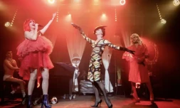 (g-d) Les artistes Charly Voodoo, Odile de Mainville, Lola Dragoness Von Flame et Diamanda Callas sur la scène du cabaret "Madame Arthur", le 25 mai 2023 à Paris ( AFP / BERTRAND GUAY )