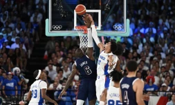 LeBron James et Victor Wembanyama au duel en finale des Jeux olympiques. | PHOTO : ARIS MESSINIS / AFP