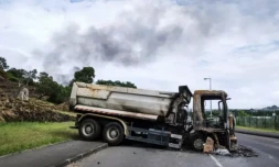 Un camion servant de barricade sur la route à Nouméa, le 21 mai 2024 en Nouvelle-Calédonie ( AFP / Theo Rouby )