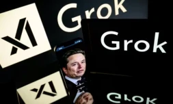 Ecrans affichant le logo de Grok, un chatbot d'IA générative développé par la société américaine xAI, et son fondateur, Elon Musk, le 13 janvier 2025 à Toulouse ( AFP / Lionel BONAVENTURE )