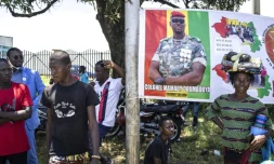 Des supporters de la junte au pouvoir, devant le Palais du peuple de Conakry le 11 septembre 2021