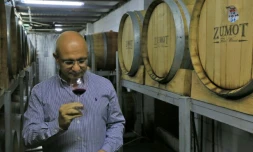 Omar Zumot, viticulteur jordanien, goûte un vin dans son chai Saint George à Zahab, le 5 novembre 2018 en Jordanie