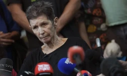 Yocheved Lifshitz, 85 ans, l'ex-otage israélienne libérée par le Hamas, parle à la presse à Tel Aviv, le 24 octobre 2023