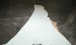Photo publiée le 3 mars 2016 par les autorités australiennes du débris d'avion retrouvé au large du Mozambique
