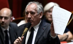 Le Premier ministre Francois Bayrou tient à la main une lettre de l'ancien directeur du collège-lycée Bétharram, le 20 mai 2025 à l'Assemblée nationale à Paris ( AFP / JULIEN DE ROSA )