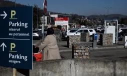 Image d'illustration du parking d'un hôpital situé à Saint-Etienne. (JEAN-PHILIPPE KSIAZEK / AFP)