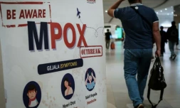 Un panneau d'information sur la variole du singe (mpox) à l'aéroport international Soekarno-Hatta de Tangerang, le 26 août 2024 en Indonésie.