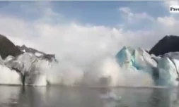 Deux kayakistes filment l'effondrement d'un glacier