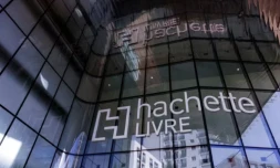 Le groupe d'édition Hachette a rappelé mercredi trois manuels de révision parascolaires qui qualifient de "colons juifs" les victimes de l'attaque du 7-octobre 2023 en Israël, une "falsification des faits" dénoncée par Emmanuel Macron et les organisations juives ( AFP / JOEL SAGET )