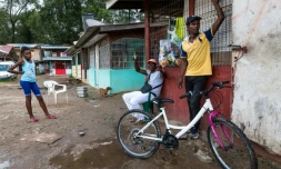 Dans le quartier Matine-Leblond à Cayenne, en Guyane le 31 mars 2017, le quotidien est ralenti par les barrages