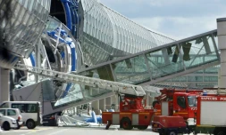 Des pompiers lors de l'effondrement du terminal E2, qui a fait 4 morts, de l'aéroport Roissy-Charles de Gaulle, le 23 mai 2004 près de Paris 