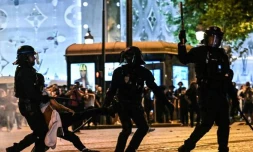 Des policiers anti-émeutes interpellent un supporter du PSG sur l’avenue des Champs-Élysées, samedi 31 mai 2025. | LOU BENOIST / AFP