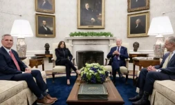 Le président américain Joe Biden (deuxième en partant de la droite) et le patron républicain de la Chambre des représentants Kevin McCarthy (premier en partant de la gauche), avec la vice-présidente Kamala Harris et le chef de file des démocrates au Sénat Chuck Schumer, le 16 mai 2023 à la Maison Blanche ( AFP / SAUL LOEB )