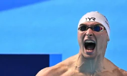  Le Français Maxime Grousset célèbre son titre sur 100 m papillon aux Mondiaux de natation de Singapour, le 2 août 2025 © MANAN VATSYAYANA / AFP 