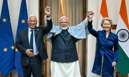 Le Premier ministre indien Narendra Modi, au centre, avec à sa gauche le président du Conseil européen Antonio Costa et à sa droite la présidente de la Commission européenne Ursula von der Leyen, à New Delhi, le 26 janvier 2026