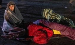 Des habitants de Marrakech passent la nuit dehors aprÚs un violent séisme, le 9 septembre 2023