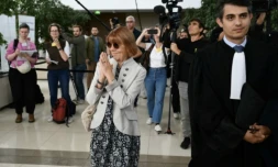 Gisèle Pelicot en compagnie d'une de ses avocats Stéphane Babonneau au tribunal d'Avignon le 17 septembre 2024 ( AFP / Christophe SIMON )