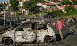 Des carcasses de voitures brûlées à Fort-de-France, le 23 septembre 2024 en Martinique ( AFP / Ed JONES )