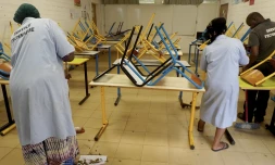 Des personnes nettoient une salle de classe dans une école de Dembeni, à Mayotte, le 22 janvier 2025. (MARINE GACHET / AFP)