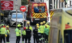 Des policiers et secouristes près du site d'un bâtiment effondré à Madrid, le 7 octobre 2025 en Espagne ( AFP / Thomas COEX )
