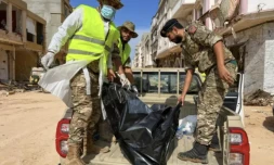 Les secours transportent un corps retrouvé dans les décombres de la ville de Derna, dans l'est de la Libye, le 17 septembre 2023. ( AFP / Abu Bakr AL-SOUSSI )
