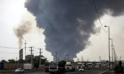 Un épais nuage de fumée s'élève du port Shahid Rajaï où une puissante explosion a fait plus de 500 blessés, le 26 avril 2025 dans le sud de l'Iran ( IRNA / Mohammad Rasole MORADI )