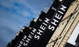 Les banniÚres de Shein sur la façade du BHV à Paris, le 3 novembre 2025 ( AFP / Julie SEBADELHA )