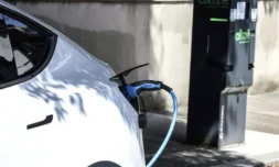 L'Etat a décidé de mettre fin à l'édition 2024 du "leasing social", dispositif permettant aux moins aisés d'accéder à une voiture électrique pour 100 euros par mois ( AFP / CHARLY TRIBALLEAU )