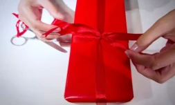 Au lendemain du réveillon de Noël et des ouvertures de cadeaux, prÚs de 900.000 annonces de revente ont été publiées en France, pulvérisant les scores de l'année derniÚre ( AFP / JOEL SAGET )