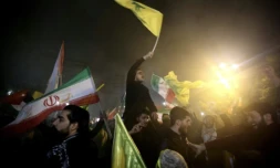 Des manifestants célÚbrent l'attaque iranienne contre Israël, le 1er octobre 2024 devant l'ambassade britannique à Téhéran ( AFP / ATTA KENARE )