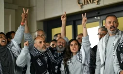 Des militants de la "flottille pour Gaza", arrêtés et expulsés par Israël, devant un terminal après leur arrivée à l'aéroport d'Istanbul, le 21 mai 2026 en Turquie ( AFP / Ozan KOSE )