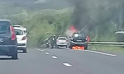 Voiture en feu bras panon
