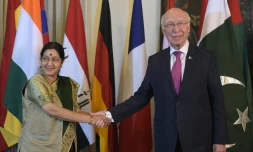 Poignée de mains entre la ministre indienne des Affaires étrangÚres Sushma Swaraj (g) et le conseiller pakistanais aux affaires extérieures Sartaj Aziz, le 9 décembre 2015 à Islamabad