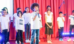 Saint-Denis : des marmailles restituent des parcours d'artistes sur scène