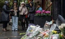Des personnes viennent rendre hommage à l'acteur Matthew Perry devant "l'immeuble" de la série "Friends" à New York, le 29 octobre 2023. ( AFP / Adam GRAY )
