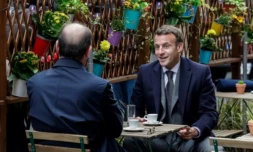 Emmanuel Macron et Jean Castex prennent un café, sans masques, en terrasse près de l'Elysée le 19 mai 2021 ( AFP / GEOFFROY VAN DER HASSELT )