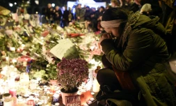 Une femme se recueille à proximité du Bataclan le 15 novembre 25015 à Paris