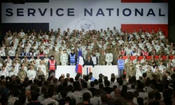 Le président Emmanuel Macron (c) lors d'un discours devant l'armée pour inaugurer un nouveau service militaire national à la base militaire de Varces, le 27 novembre 2025 en Isère ( POOL / Pool )
