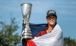 La Française Céline Boutier avec le trophée du tournoi d'Evian, son premier titre du Grand Chelem, le 30 juillet 2023