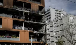 Des appartements incendiés dans un immeuble de Rillieux-la-Pape, en périphérie de Lyon, le 10 novembre 2025 ( AFP / JEFF PACHOUD )