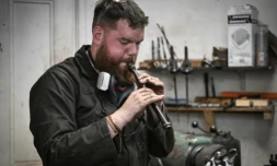 Le facteur de cornemuse Ruari Black dans son atelier à Edimbourg, le 7 octobre 2024 ( AFP / ANDY BUCHANAN )