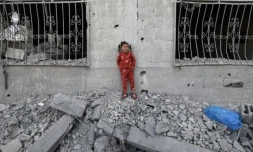 Une fille palestinienne pleure au milieu des débris près d'une maison touchée lors de frappes israéliennes à Khan Younès, dans le sud de la bande de Gaza, le 2 avril 2025 ( AFP / Eyad BABA )