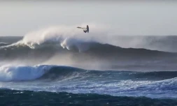 Le champion de planche à voile Thomas Traversa fait le show dans les vagues de La Réunion 