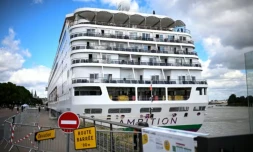 Le paquebot Ambition dont les passagers sont confinés aprÚs une suspicion d'épidémie de gastro-entérite, le 13 mai 2026 dans le port de Bordeaux, en Gironde ( AFP / Christophe ARCHAMBAULT )