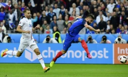 Olivier Giroud ouvre le score pour la France face à l'Islande en quart de l'Euro, le 3 juillet 2016 au Stade de France